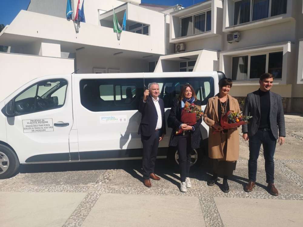 Osnovnoj školi Frane Petrića Cres predano novo kombi vozilo