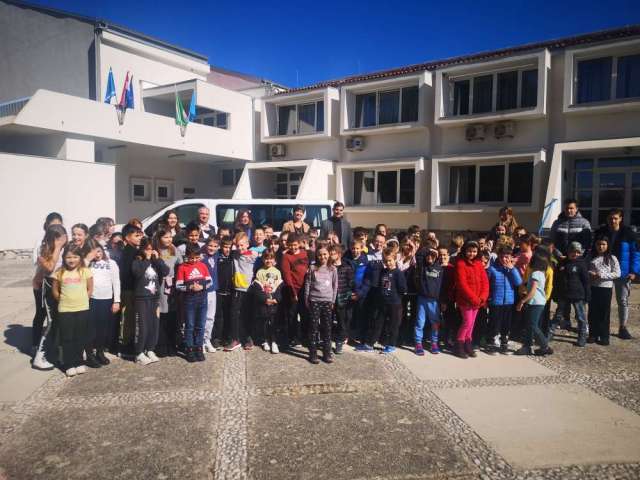 Osnovnoj školi Frane Petrića Cres predano novo kombi vozilo