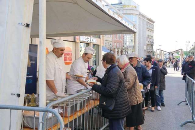 Tradicionalna-marenda-s-građanima-na-Korzu-uoči-Uskrsa-1