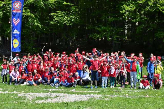 Predstavnici Lidla Hrvatska, HGSS-a i polaznici skole Mali Heroji_Platak Predstavnici Lidla Hrvatska, HGSS-a i polaznici skole Mali Heroji_Platak