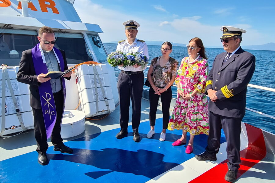 Položen vijenac u more za sve pokojne Riječane