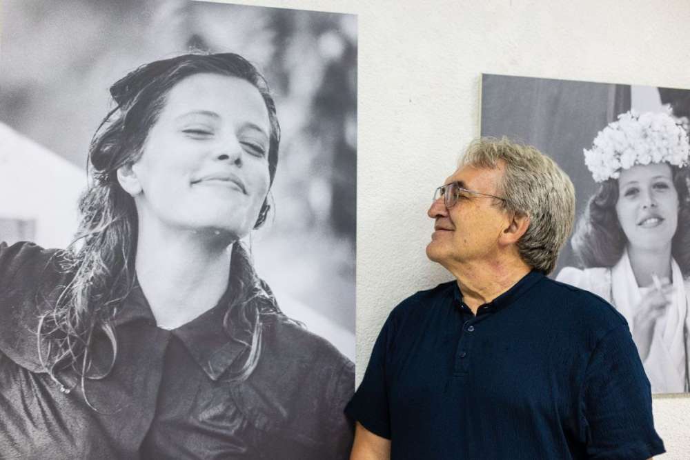 Slobodan Ivetić na otvaranju izložbe "Sjećanje na Enu" u Galeriji SKUC