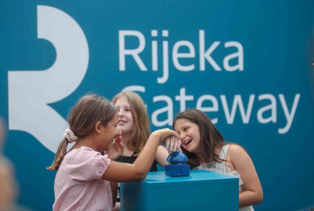 Učenice-Osnovne-škole-Podmurvice-službeno-su-obilježile-početak-radova