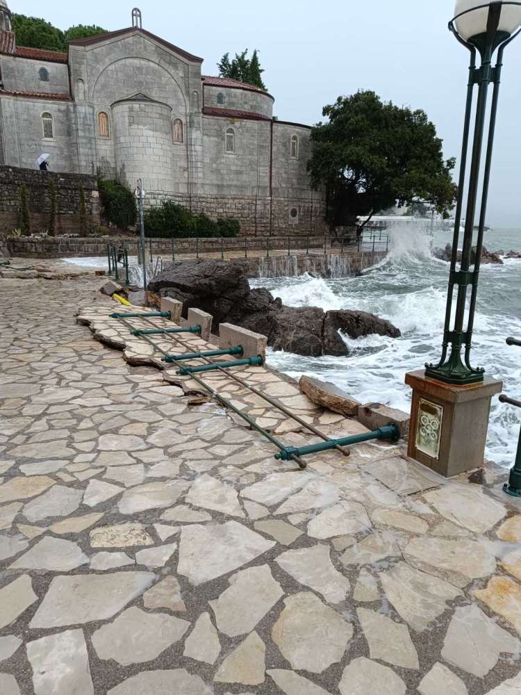 Odron obalne šetnice kod Šporera