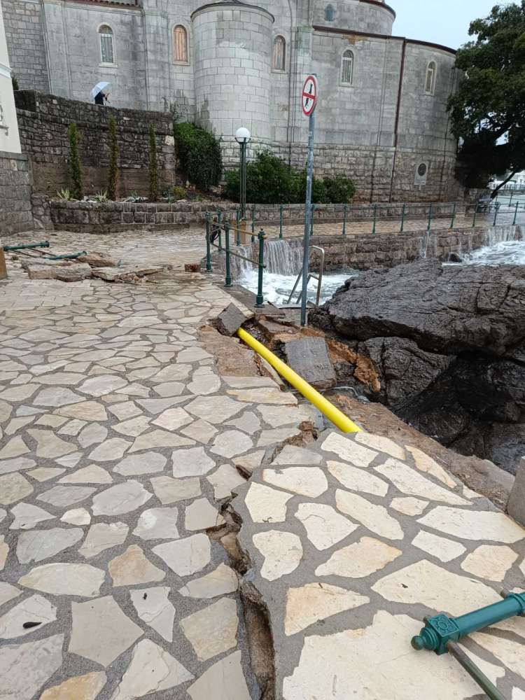 Odron obalne šetnice kod Šporera