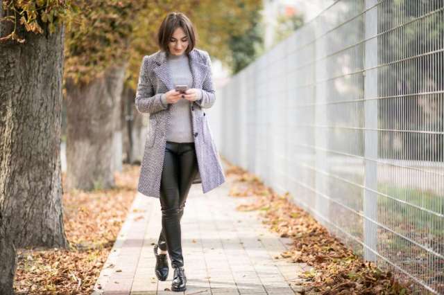 Hodanje i istovremena uporaba mobitela nepovoljno utječu na zglobove u koljenu © Freepik / senivpetro