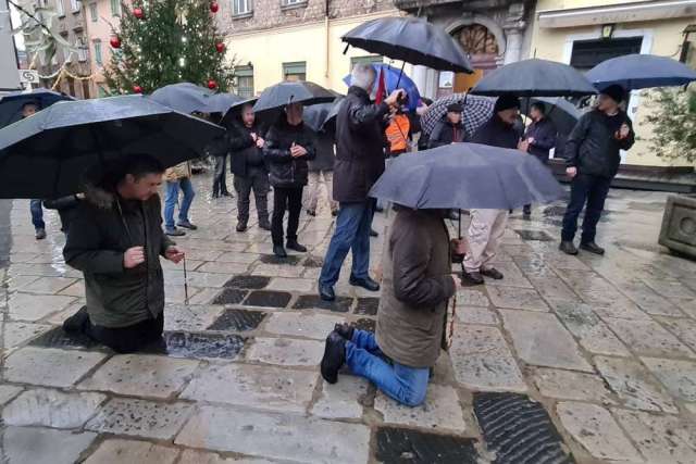 Mirni-prosvjed-protiv-molitvenog-skupa-inicijative-„Muževni-budite“-5 muževni budite