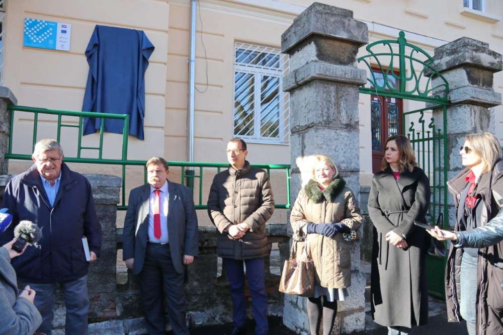 Na zgradi OŠ Belvedere postavljena spomen-ploča u znak sjećanja na učenike i nastavnike žrtve Holokausta