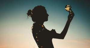 Kolumna “Kako diše tako i piše Frida Šarar” – Začaurena svetlost žena