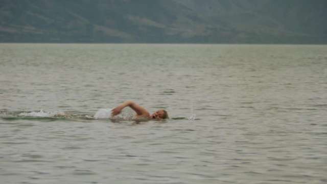 14.-Urska-is-swimming-towards-the-island