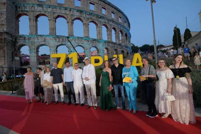 Ekipa filma "Svemu dođe kraj" Ekipa filma "Svemu dođe kraj"