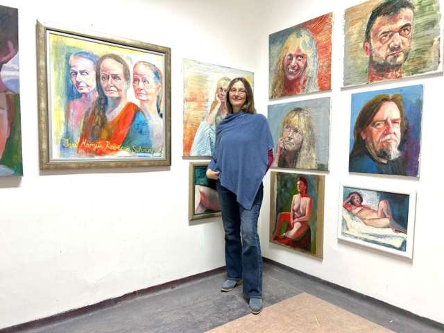 Dijana Lukić ispred svojih portreta Dijana Lukić ispred svojih portreta