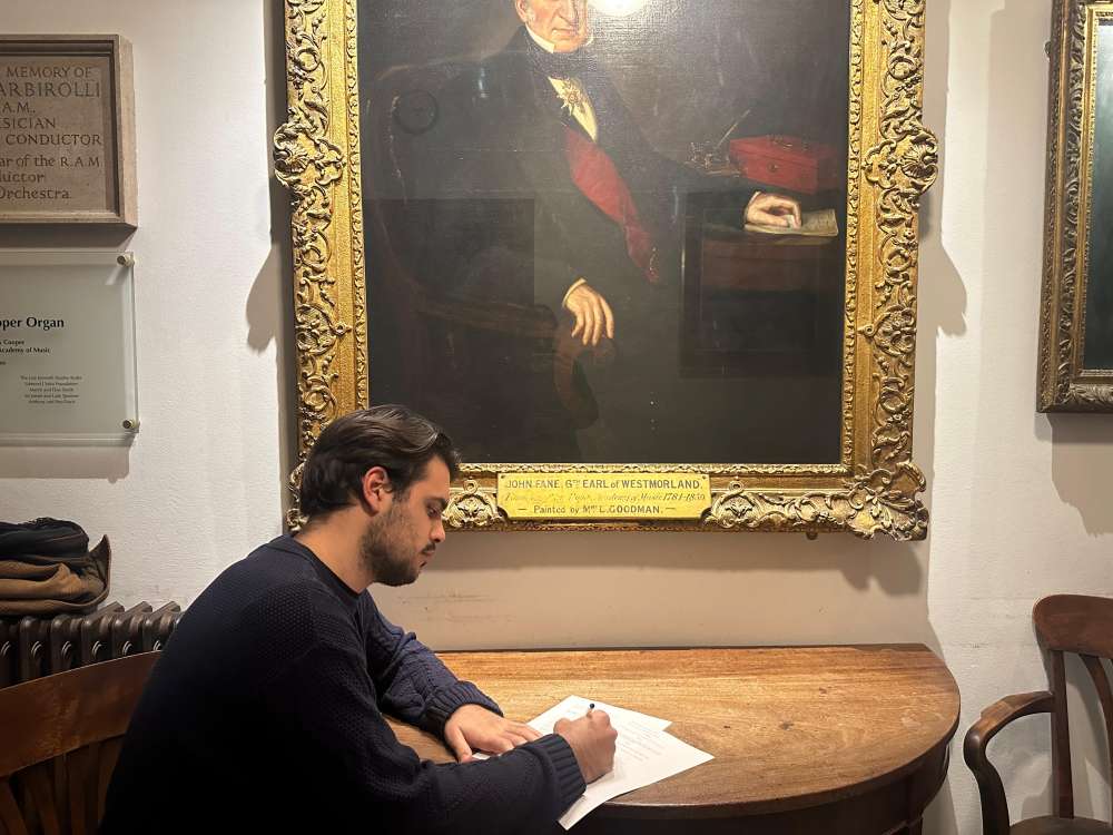 Matej Mijalić, hol Muzičke Akademije, uz portret Grofa John Fane, osnivača Kraljevske akademije u Londonu