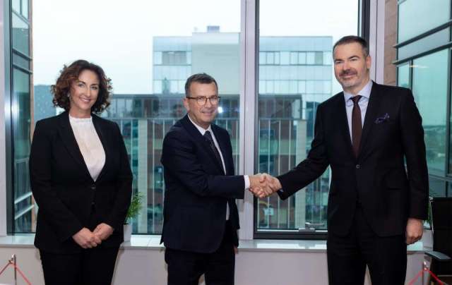 Vedrana Jelušić Kašić, članica Uprave PBZ-a, Marsel Friedl, član Uprave Texo Molior I Dinko Lucić, predsjednik Uprave PBZ-a .jpg 1 Vedrana Jelušić Kašić, članica Uprave PBZ-a, Marsel Friedl, član Uprave Texo Molior I Dinko Lucić, predsjednik Uprave PBZ-a