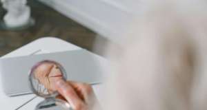 Žene će od 1. siječnja 2025. morati kasnije u mirovinu starija žena