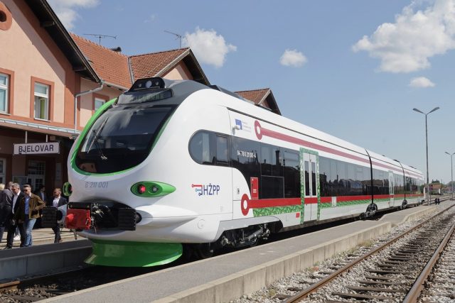 Prvi elektrobaterijski vlak