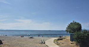 Na plaži Stadion Kantrida postavljene ležaljke, suncobrani te čak i žičana ograda stadion kantrida