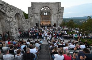 Kastafsko kulturno leto: Program bogatiji no ikad, ulaznice za neke nastupe već su planule 34. kastafsko kulturno leto