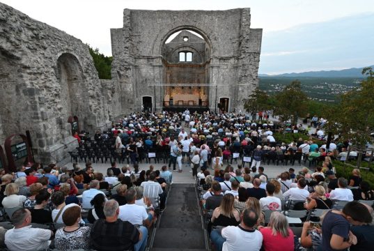 Kastafsko kulturno leto: Program bogatiji no ikad, ulaznice za neke nastupe već su planule 34. kastafsko kulturno leto