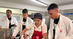 Igrači NK Rijeke kuhali u Crvenom križu za potrebite građane danas za vas