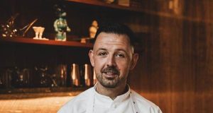 Ovog ljeta Kostas Papathanasiou donosi nezaboravno gourmet iskustvo u 7 Seas u Njivicama Kostas Papathanasiou