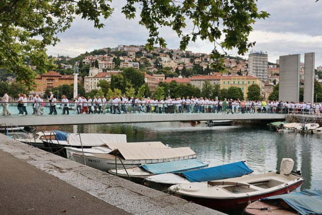 Srebrenica svijetom hodi Srebrenica svijetom hodi