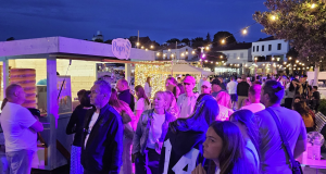 Započeo Festival sladoleda u Njivicama, u srijedu navečer nastupaju Miach i Vojko V festival sladoleda