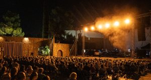 ‘Oluja u šalici čaja’: Zvjezdan Ružić u intimnom i ogoljenom koncertu pretvorio Opatiju u filmsku pozornicu svog života oluja u šalici čaja