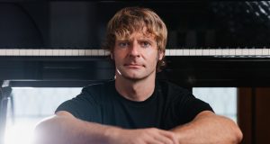 Playlista mog djetinjstva u riječkom HNK: Zvjezdan Ružić uz pratnju 60 glazbenika oživljava pjesme generacija zvjezdan ružić