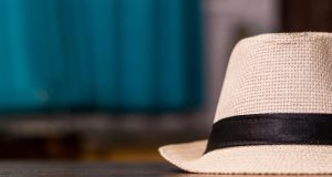 Prije sto godina svi su nosili šešire. Godine 1960. su iznenada prestali. Evo zašto.