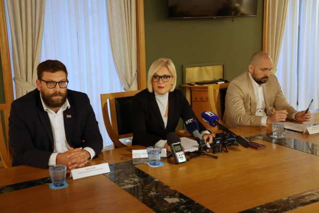 Konferencija-za-novinare-o-smanjenju-poreza-na-dohodak-3-1536x1024