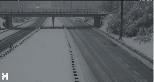 HAK izdao upozorenje: Snijeg i nesreće stvaraju kaos na cestama, pripazite se opasne poledice