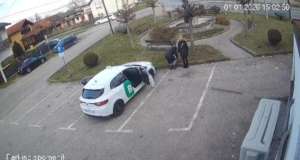 Javnost zgrožena snimkom iz Lukavca: Dvije žene iz taksija hladnokrvno izbacile štence u sigurnu smrt