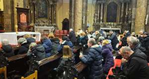 Čudo u Rijeci: Nadbiskup Uzinić uspio nemoguće, ‘klečavci’ i prosvjednici zajedno na misi