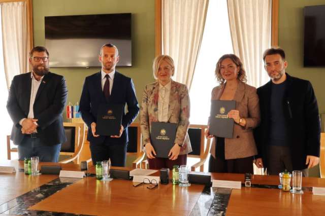 Potpisan-dodatak-kolektivnom-ugovoru-za-zaposlenike-gradske-uprave-32-901x600