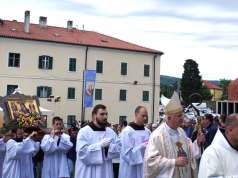 Nadbiskup Uzinić s oltara Armadi: Voljeti svoj grad i klub nikada ne znači mrziti druge