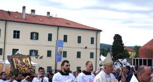 Nadbiskup Uzinić s oltara Armadi: Voljeti svoj grad i klub nikada ne znači mrziti druge