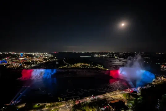 Sila vode i ponosa: Slapovi Niagare ponovno zasjali u crven-bijelo-plavim bojama