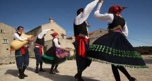 Cres kroz tradiciju i prirodu: od pčelarstva do festivala i pomorske baštine
