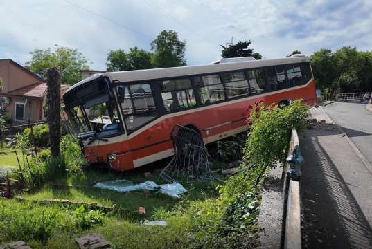 Prazan autobus Autotroleja sletio s ceste i udario u ogradu kuće
