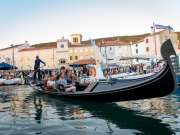 Creski kaić ponovno oduševio: Venecijanska gondola stigla na osmo izdanje i postala glavna zvijezda