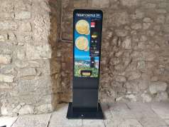 Na ulazu u Trsatski kaštel postavljen aparat s prigodnim kovanicama