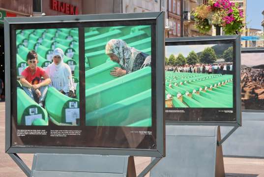 Na riječkom Korzu otvorena izložba „Srebrenica – Memento“