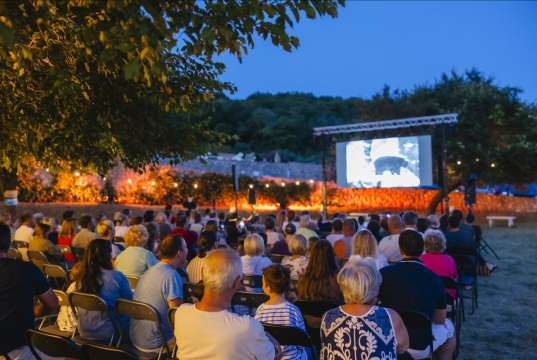 Dobro est Fest vraća se u Bašku: Urban & 4, Pavel, kazalište i film pod zvijezdama uz besplatan ulaz