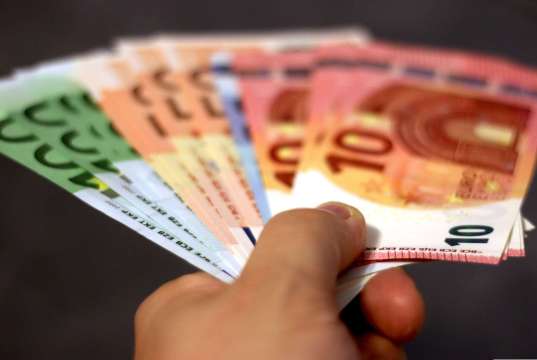 Prosječna plaća za travanj 1.552 eura: Realna primanja padaju, pogledajte tko je na vrhu